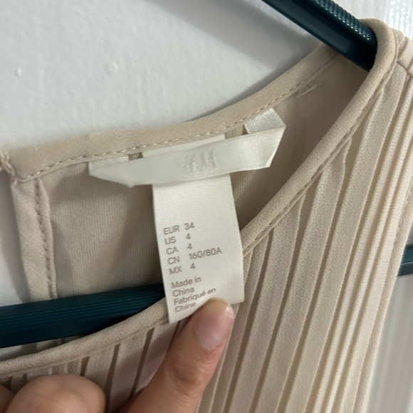 White pleated dress - Picture 2 of 3